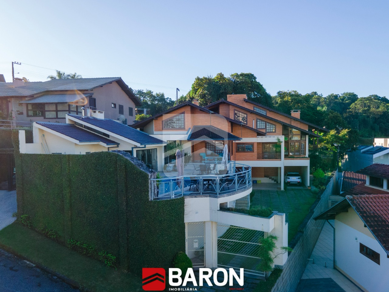 Casa | Alto Padrão | 4 Suítes | Centro de Brusque
