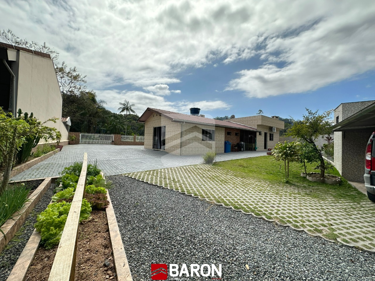 Casa – Com piscina | Bairro São Pedro