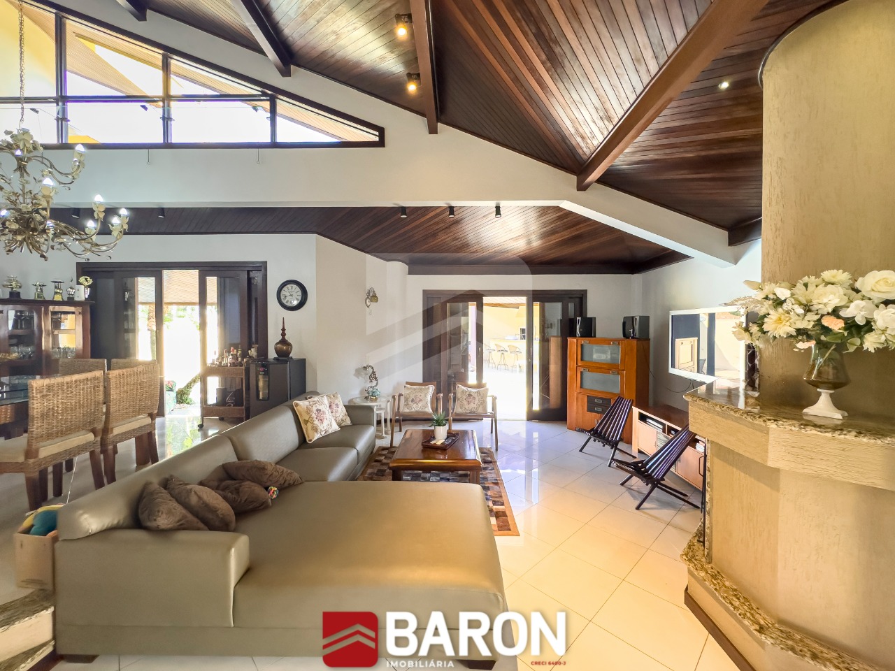 Casa – 5 Dormitórios | bairro Centro