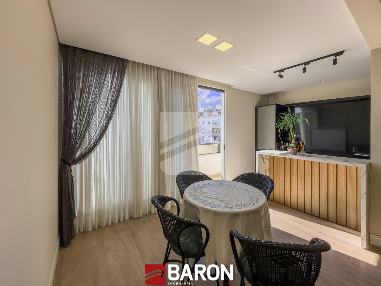 Apartamento – 3 Dormitórios | Bairro Centro (Diferenciado com Piscina)